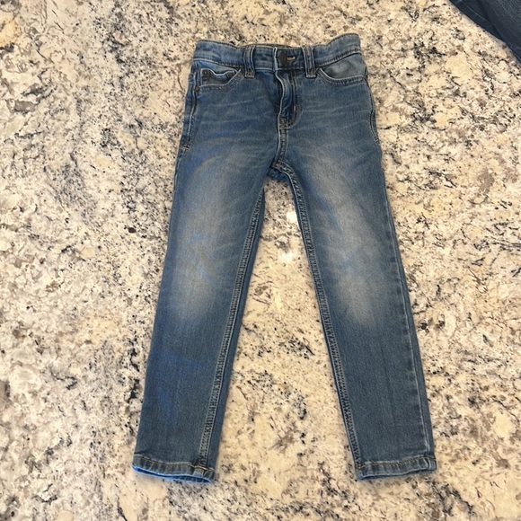 A lot of six pair of cat and Jack jeans size 5 - Picture 10 of 13